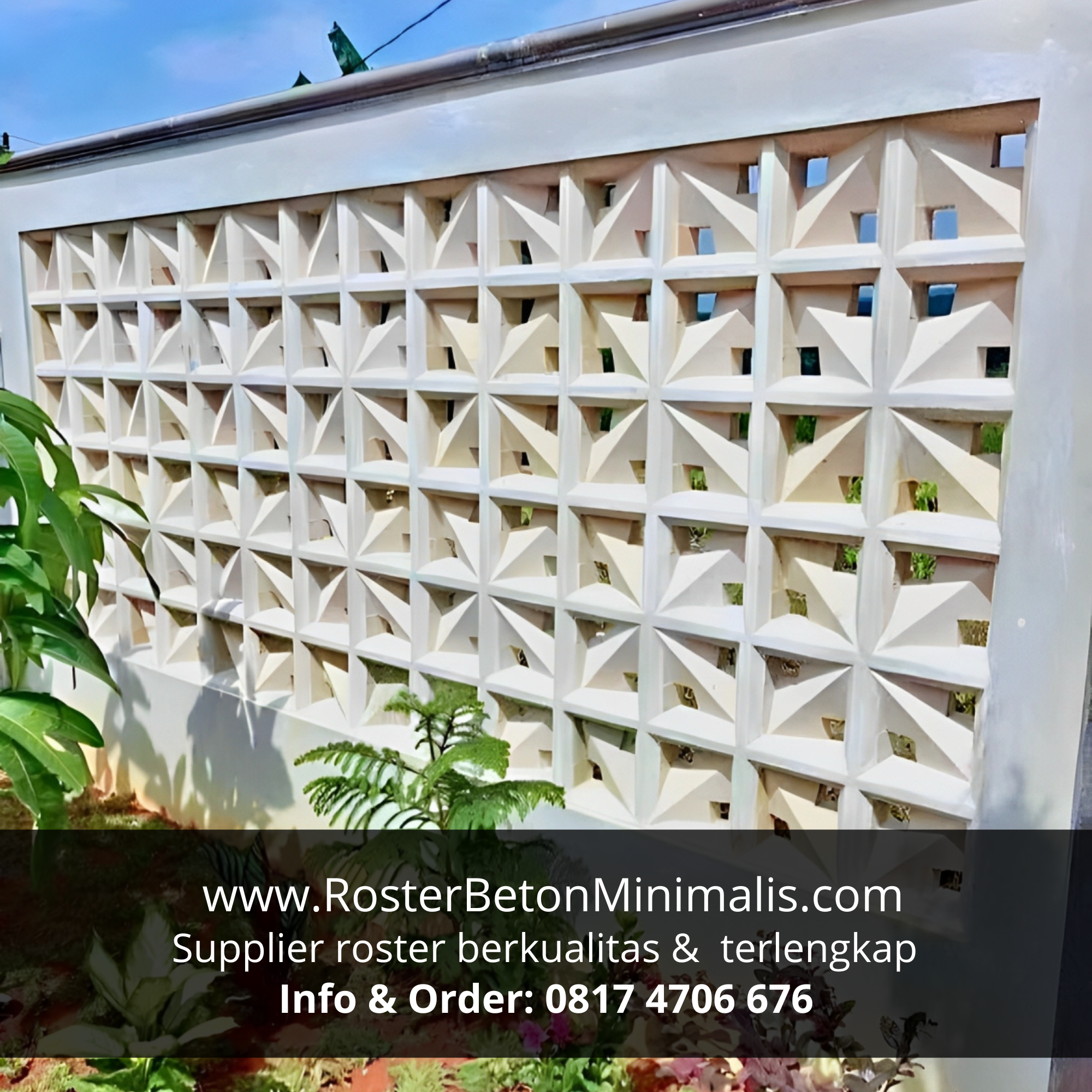 Roster beton dua sisi motif klasik sebagai partisi ruangan di Nganjuk.