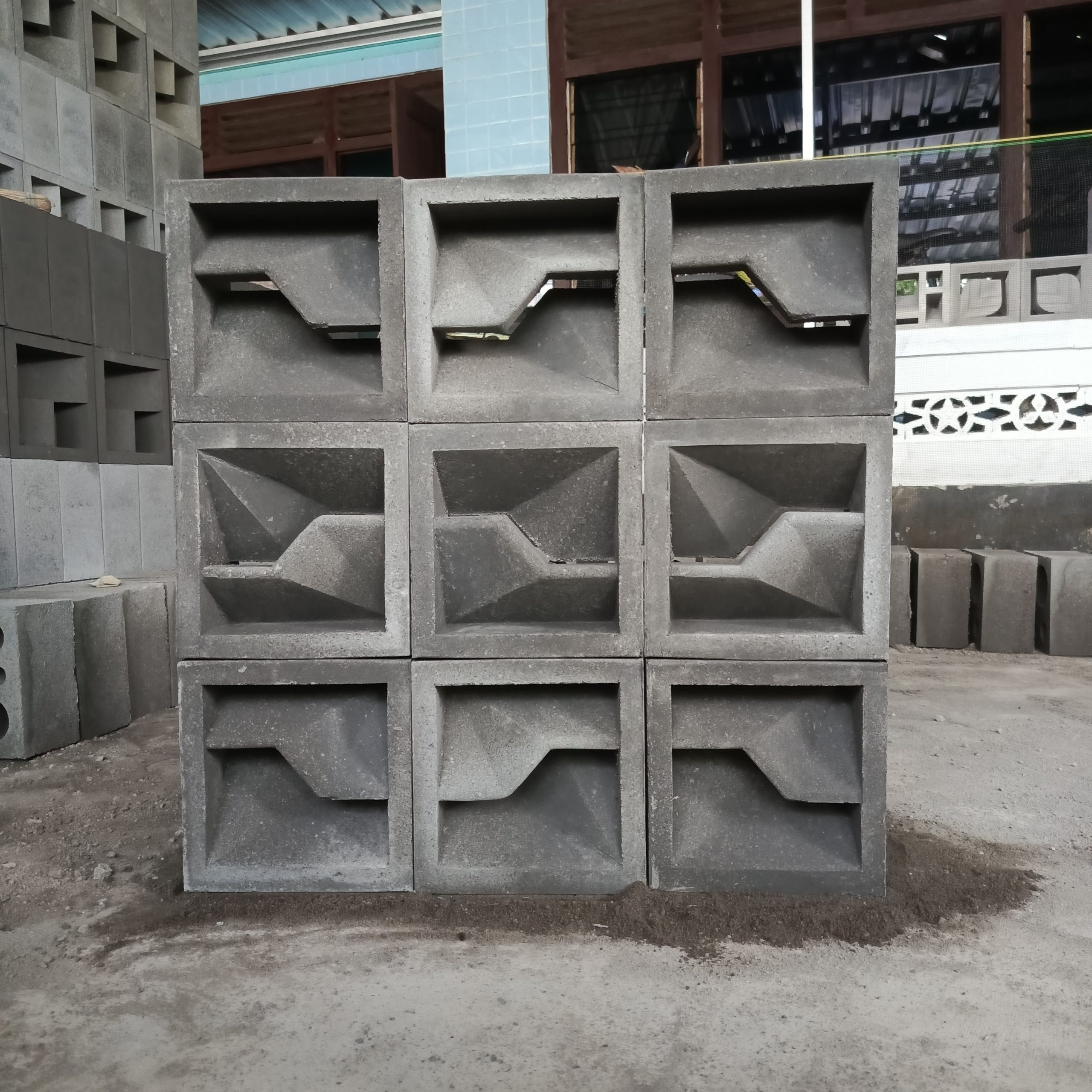 Produksi roster beton kualitas premium untuk proyek komersial di Denpasar.