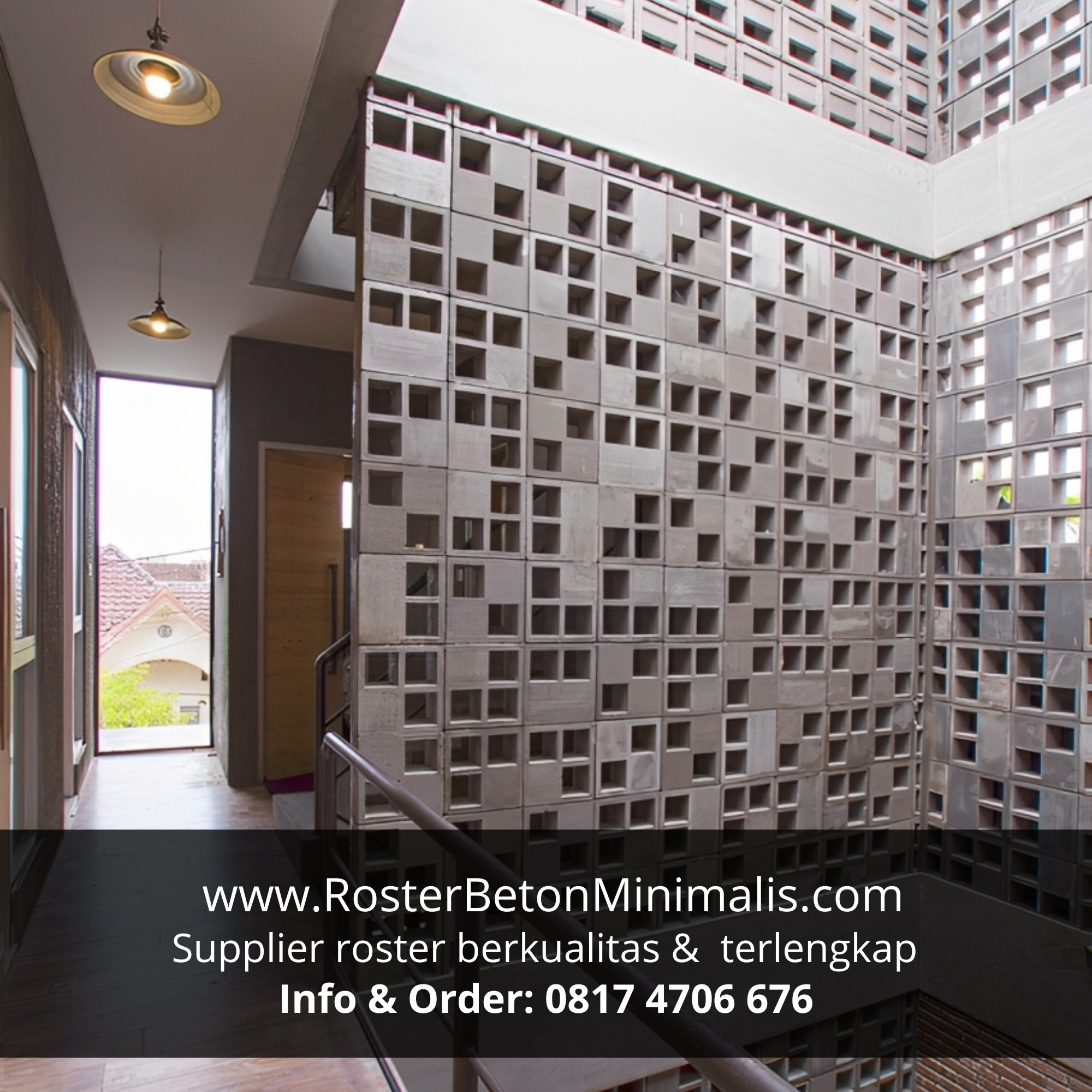 Cahaya matahari masuk melalui roster beton menerangi interior di Nganjuk.